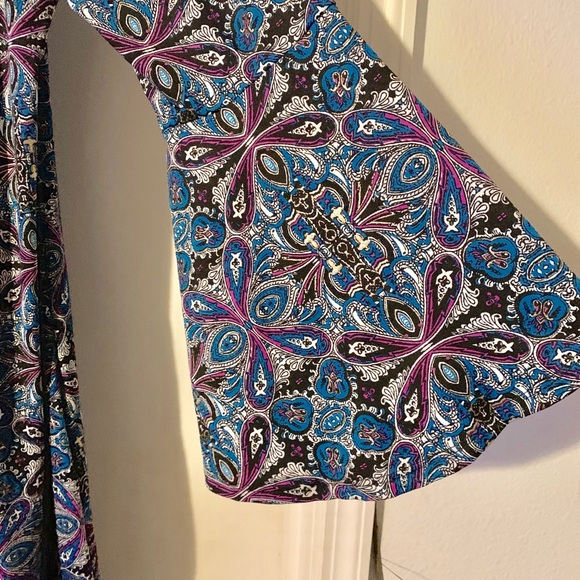 Ladies Lovely Bell Sleeves Dress!!👗 - Picture 4 of 7